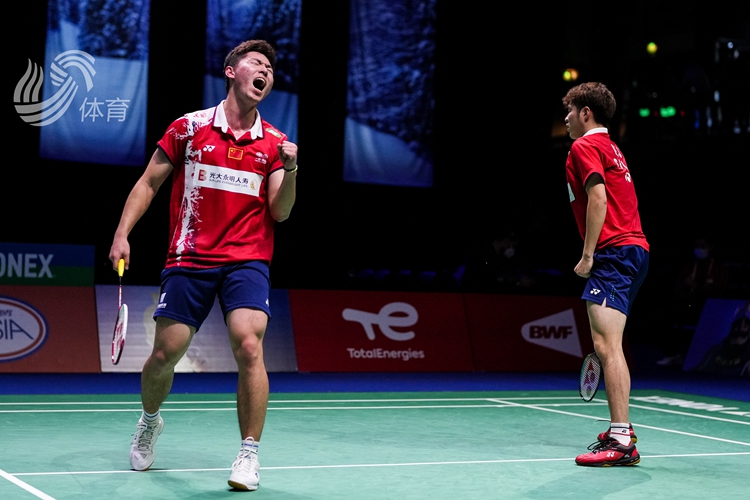 美国跳水选手一跃巅峰成功夺冠