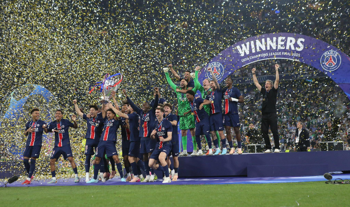 欧冠比赛中一名球员梦幻进球